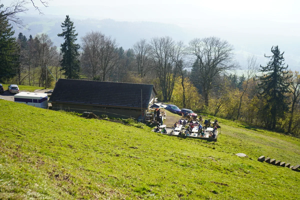 Gäste auf der Terrasse der Besenbeiz des Bachtel Kulms.